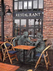 oslo_restaurantstatues.jpg