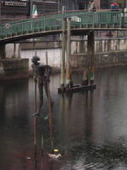 oslo_stilts_statue.jpg